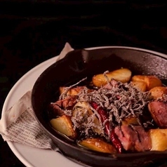 牛タンとじゃが芋のアヒージョ