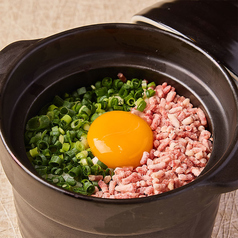 桜トロ肉と満月卵黄の土鍋ご飯