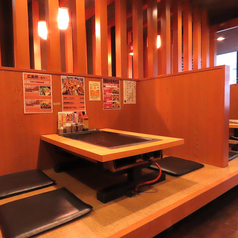 2階には、靴を脱いでゆったりと寛げる、小さなお子様連れのご家族や、足を伸ばしてリラックスしたい宴会に最適な4名様用の座敷席も5卓ご用意。落ち着いた雰囲気の中で、鉄板を囲みながら団らんのひとときをお過ごしいただけます。親戚の集まりや、じっくり語り合いたい夜の宴席にもご利用くださいませ。