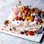 【誕生日や記念日などのお祝い事に】特製のデザートプレートで、サプライズのお手伝いをいたします。