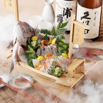 新鮮な魚介を贅沢に使用した刺身の盛り合わせ。海の幸をふんだんに盛り付けた自慢の逸品を錦糸町で♪