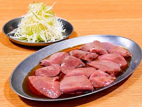老舗系列の味を低価格で満喫◎鮮度抜群の牛焼肉やもつを堪能できる賑やかな居酒屋！