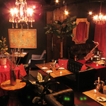 さらに奥、階段を下りるとゆったりVIPなソファ席。こちらの半貸切は30名～対応。