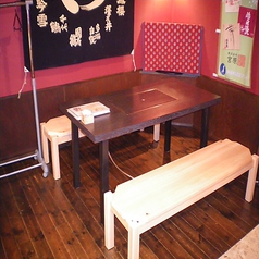 ６人掛けのテーブルが２つあります。東京都檜原村の木材を使用したベンチで柔らかな座り心地が自慢です。長時間座っても疲れにくく、膝や腰の痛みがある方でも楽なお席です。２テーブルつなげて１２名様の宴会にもご利用いただけます。