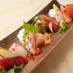 季節の新鮮魚介をお造りや握り寿司でお楽しみください。コースは飲み放題付♪