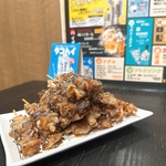 鶏皮からは、ジュウジュウと食欲をそそる音が立ち上り、芳ばしい香りが鼻腔をくすぐる。