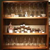 選りすぐりのグラスや酒器がディスプレイされた美しいキャビネットも魅力のひとつ。繊細なデザインのグラスはお酒を引き立て、独自のアート作品が空間に彩りを添えます。お食事をより特別なものにするためのこだわりのアイテムが揃っています。ぜひ、目で楽しむ時間をお過ごしいただき、素敵なひとときをお楽しみください！