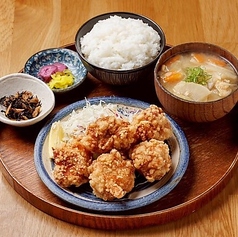 【サクッとジューシー！】鶏の唐揚げ定食（唐揚げ4個）