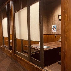 ゆったりとおくつろぎいただける個室をご用意しております。4名様でご利用いただける個室を8席、完備しております◎ご家族やご友人との集まりなど、さまざまなシーンでご活用ください。