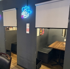 個室はプライベート感がありながらも、店内の活気も感じられるバランスの良い空間。誕生日会やお祝い事など、特別なシーンでも重宝されます。お酒も料理も気兼ねなく楽しめるのが魅力です。