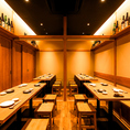 【最大100名様までOK！団体宴会も◎】広々としたフロアは、最大100名様までのご宴会に対応可能！会社の歓送迎会や同窓会、結婚式二次会など、各種パーティーに最適です。さらに、大山鶏や京紅地鶏の炭火焼き鳥をはじめ、名物『鶏餃子＆黒豚餃子』など自慢の逸品が勢ぞろい◎