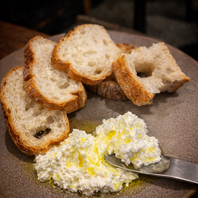 お通しは自家製パンとホイップバター。