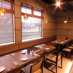 優しい光の灯りで店内はとてもリラックスモードです。広い空間でのお食事も日頃のお疲れも癒されながら過ごせます。ゆったりくつろぎながら美味しい料理を堪能しませんか！