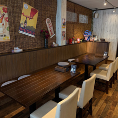 普段使いから宴会シーンまで利用しやすいテーブル席。自慢の『まぜそば』、ぜひご賞味ください！