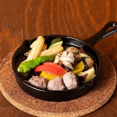 ラム肉の熱々アヒージョ