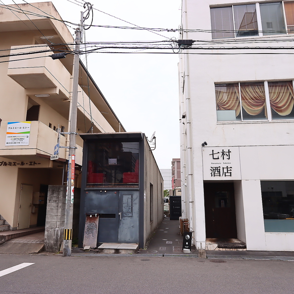 slow diningビルの一階奥に店舗がございます◎