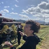 当店ではお客様に愛情いっぱいの近江米をお届けできるよう、スタッフが自ら稲刈りや田植えなどの体験をし、生産者の気持ちを共有しています。近江米を使った炊きたてご飯は、近江牛の焼肉との相性も抜群◎特別な食体験を、ぜひ当店でお楽しみください。