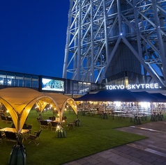 東京スカイツリータウン R BeerFesta2025 タワーの下で遊べる芝生のBBQパークの写真