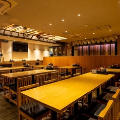 本格四川料理でありながら、店内はカジュアルで入りやすいチャイニーズ空間◎全100席の広々とした店内は、テーブル席、カウンター席の他、パーティや宴会にオススメの宴会個室もご用意しております！