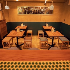店内は活気あふれるレトロな内観で、自然と会話が弾む雰囲気が広がります。仲間との飲み会や仕事帰りの一杯にぴったりで、気取らず楽しめるのが魅力。