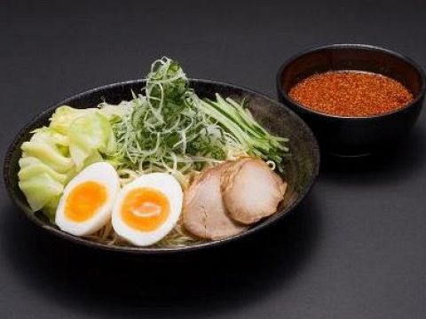 全国メディアに何度も取り上げられている広島つけ麺の名店「ばくだん屋」。