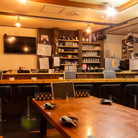 ゆったりくつろげる空間で料理を楽しめます