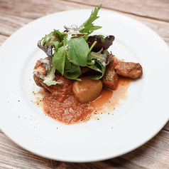 柔らか骨付きもも肉のジューシートマトソース