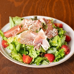 生ハムとチーズのサラダ