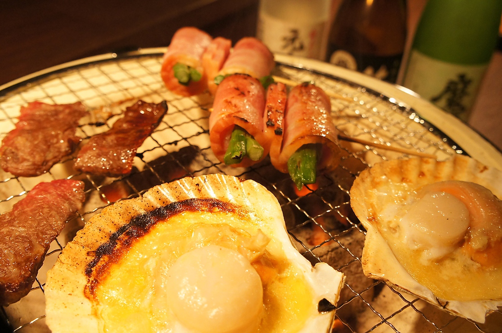 七輪を囲んで本格炭火焼が堪能できるお店。炭火焼コースも人気。