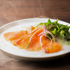 サーモンの瞬間燻製カルパッチョ