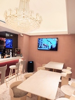 明るく落ち着いた雰囲気の店内は居心地も