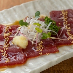 脂がのった 戻り鰹の塩胡麻たれカルパッチョ風