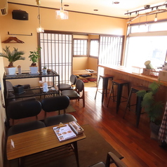 2階には4名様向けのテーブル席が2席用意されており、結合してのご利用も可能なため、グループでのご利用に最適です。落ち着いた雰囲気の中で、会話が弾むこと間違いなし。特別なイベントやお祝い事にぴったりのお席ですので、ぜひご利用ください。