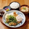 料理メニュー写真&nbsp;【桃太郎ねぎ使用！】アジフライ＆唐揚げネギ盛り定食（アジフライ1枚、唐揚げ3個）