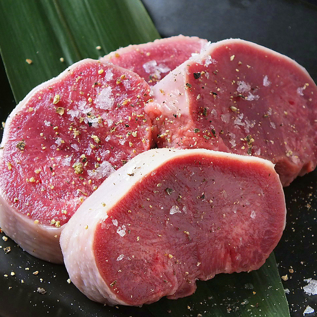 肉厚豚タン♪さっぱりしていて歯応えがたまらない！特にハイボールやレモン、サワーとの相性◎