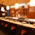 板前を目の前で見ることができる、広々としたカウンター席はおすすめです。丹精込めて握ったお寿司をはじめ、美味しい料理をご堪能ください。