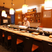 板前を目の前で見ることができる、広々としたカウンター席はおすすめです。丹精込めて握ったお寿司をはじめ、美味しい料理をご堪能ください。