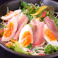 料理メニュー写真 鶏の生ハムシーザーサラダ