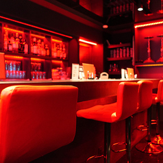 【2階】シックなカウンター席は、お一人様で来店される方にとって最高の特等席です。対面での会話を楽しみながら、丁寧に淹れたドリンクやシーシャを味わえます。大人の静かな時間を過ごしたい時にぜひご利用ください。