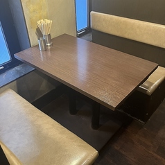 落ち着いたソファー席は、家族連れにもおすすめ☆変わり串をはじめデザートや〆まで充実♪