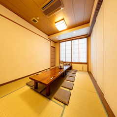 友人や仲間と一緒に、最大50名様までの大宴会が可能。広々とした店舗をまるごと貸切ることができ、贅沢な時間を体験できます。会社の忘年会や同窓会など、特別な日を祝うのにぴったりです。美味しい料理と豊富なドリンクを味わいながら、素敵なひとときを過ごすことができます！詳細はお気軽に店舗へお問い合わせください。