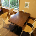 4名掛けテーブルは他にも2席ございます。席同士の間隔が広く、落ち着いてお食事や会話をしていただけます。ぜひ、仲間と一緒に最高のひとときをお過ごしください♪