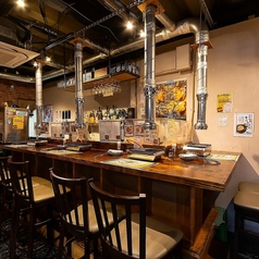 【カウンター席：2名様×4卓】おひとり様、デート、会社帰りの同僚との一杯に！銀色に光る排煙フードが『THE 焼肉居酒屋』の雰囲気を醸し出す、人気のカウンター席！おひとり様で満足行くまで焼肉グルメを堪能するも良し、お連れ様と語りながら気兼ねない焼肉ディナーを楽しむも良し♪至福の焼肉時間をお過ごしください◎