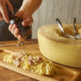 当店名物のチーズ屋さんのカルボナーラ！イタリア産チーズを代表する”グラナ・パダーノ”を使用してお客様の目の前で仕上げるチーズ屋さんならではの逸品！