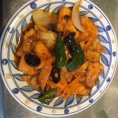 揚げ豚肉の甘酢かけ/角煮とうずら卵しょうゆ煮込み/白身魚の激辛煮込み/白身魚の酸辛煮込み