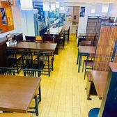 【柔軟なテーブル配置】人数に応じて連結可能なテーブル席を完備しておりますので、日常のお食事から大規模な宴会まで多様なシーンでご利用いただけます。お友達やご家族との楽しいひとときに。心地よい空間で、思い出に残る時間をお過ごしください。どなたでも気軽にお立ち寄りいただけるお店です。