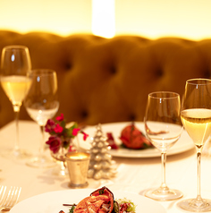 ワインと料理のイメージ