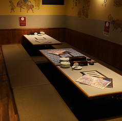 4名から6名様でのカジュアルな飲み会に最適な掘りごたつ席を完備 。ほどよいプライベート感がありつつも、活気あるお店の雰囲気も楽しめる絶妙な空間です。