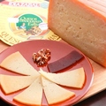 料理メニュー写真 バスク地方　イディアサバル村の燻製チーズ　カリンのジャムとクルミを添えて