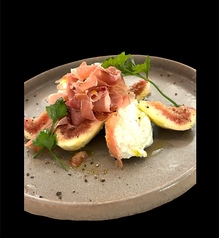 自家製ブルーチーズのムース　フレッシュなイチジクと削りたて生ハム添え